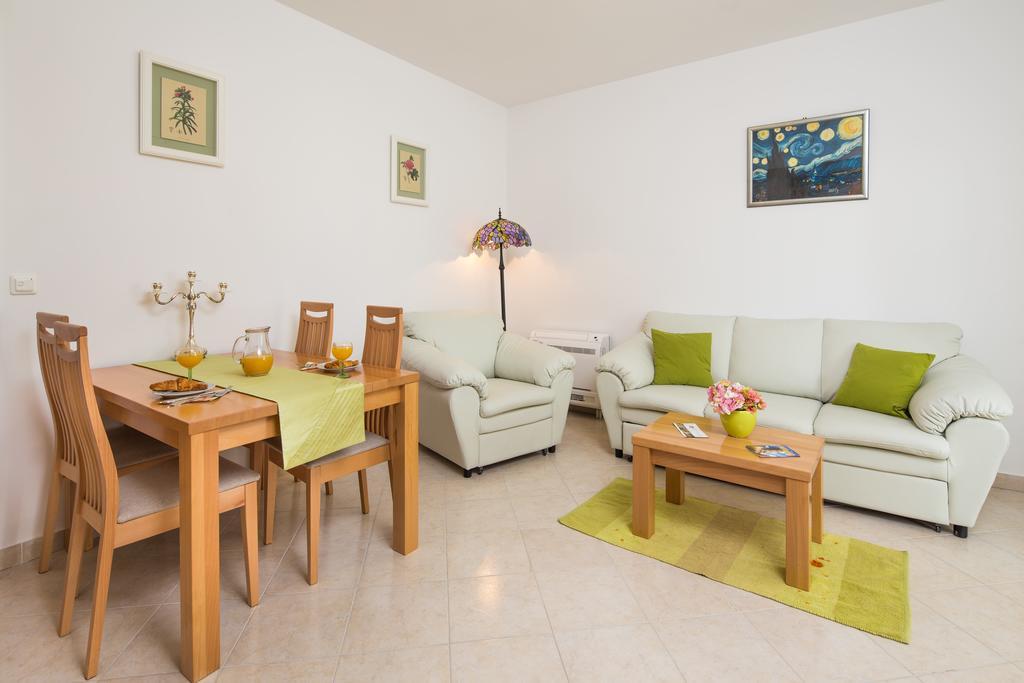 Apartments Leon Подстрана Стая снимка