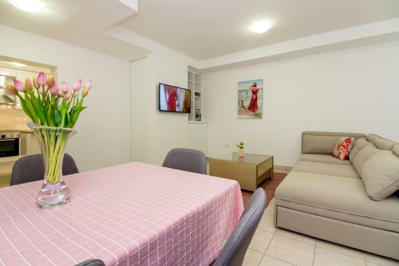 Apartments Leon Подстрана Екстериор снимка